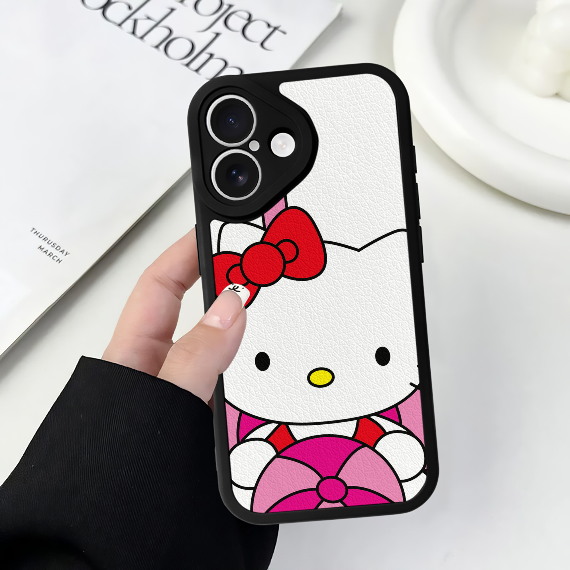 （画像用） Hello Kitty ハローキティ 【iPhone 16シリーズ対応】シリコンスマホケース（レザー調） 材質：シリコン